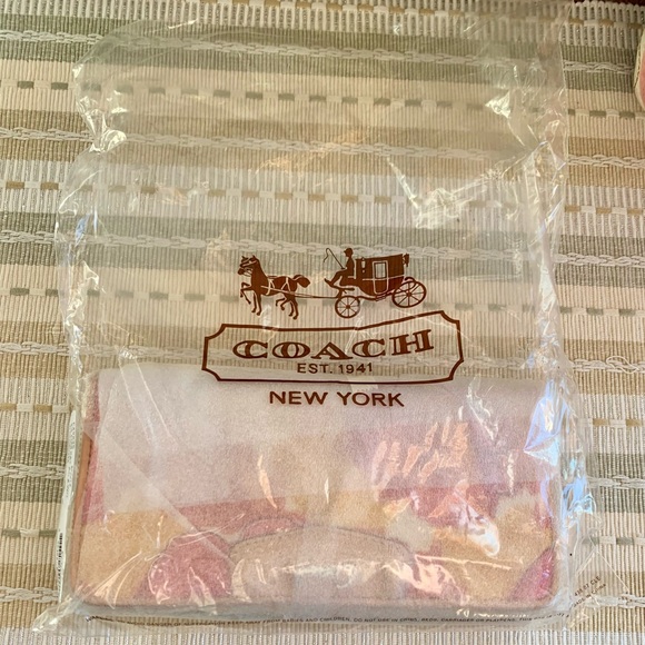 🌸Authentic Coach Ashley Floral Wallet🌸 (Matching bag avail in separate listing)✨ - Picture 2 of 6